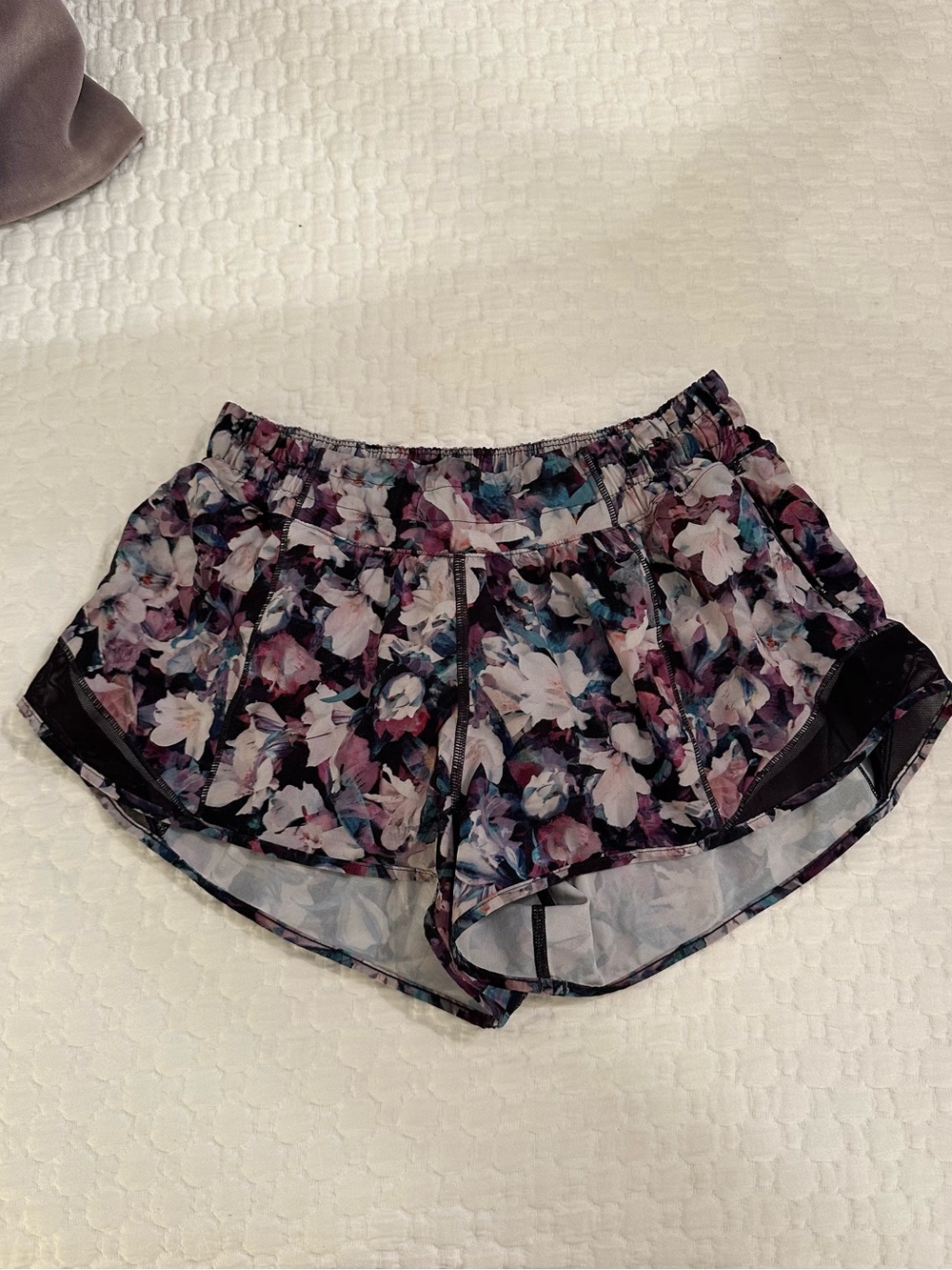Lululemon Hotty Hot Shorts 2.5” in purple and black floral | Size 6